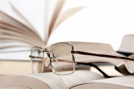 side table - Un livre ouvert et closeup lunettes de lecture Photographie de stock - Aubaine LD & Abonnement, Code: 400-04822729