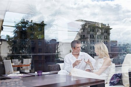 reflection in restaurant window - Young couple in love through the glass at a restaurant Photographie de stock - Aubaine LD & Abonnement, Code: 400-04823183