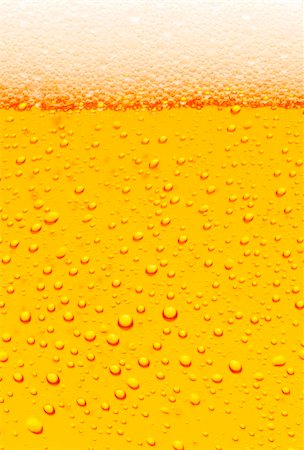 frothy head - Close up of beer bubbles Foto de stock - Super Valor sin royalties y Suscripción, Código: 400-04823289