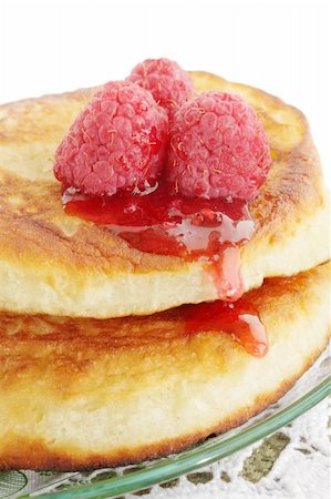 simsearch:400-07042820,k - Pile of pancakes with the raspberry-colored jam Stock Photo - Budget Royalty-Free & Subscription, Code: 400-04823967