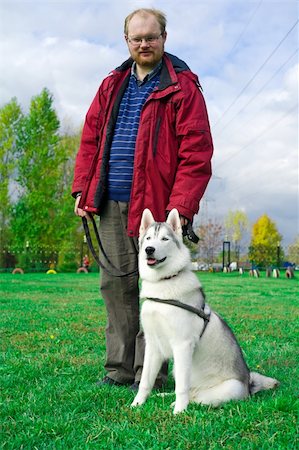 Man with a dog breed Siberian Husky Foto de stock - Super Valor sin royalties y Suscripción, Código: 400-04834571