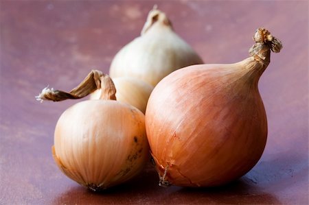 simsearch:400-04834620,k - Close-up of fresh yellow onions on a wooden background Stock Photo - Budget Royalty-Free & Subscription, Code: 400-04834620