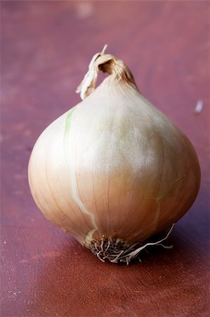 simsearch:400-04834620,k - Close-up of fresh yellow onion on a wooden background Stock Photo - Budget Royalty-Free & Subscription, Code: 400-04834621