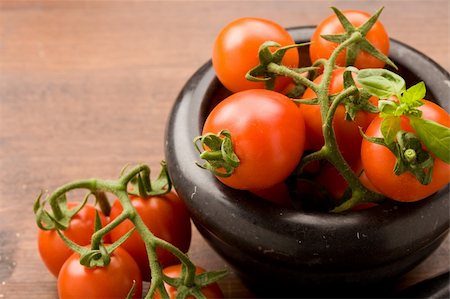 fräsen - photo of tomatoes inside a black mortar ready to be smashed for preparing tomatoe sauce Stockbilder - Microstock & Abonnement, Bildnummer: 400-04834746