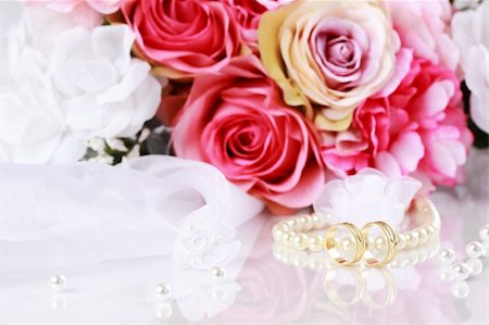 simsearch:400-05216412,k - Wedding still life with beautiful golden rings and bouquet Photographie de stock - Aubaine LD & Abonnement, Code: 400-04834881