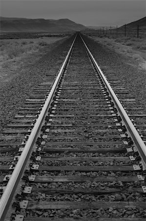 A photograph of a long railroad.  The vanishing point leads the eye through the photograph. Foto de stock - Super Valor sin royalties y Suscripción, Código: 400-04835201