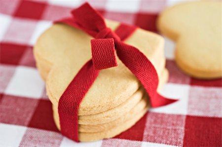 simsearch:400-07175496,k - Heart shaped cookies with a red ribbon Fotografie stock - Microstock e Abbonamento, Codice: 400-04835303