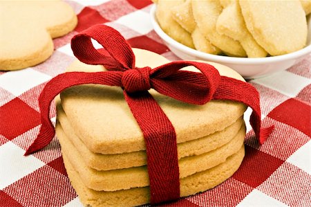 simsearch:400-07175496,k - Heart shaped cookies with red ribbon on cloth Fotografie stock - Microstock e Abbonamento, Codice: 400-04835314