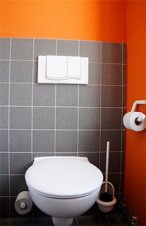 simsearch:400-04835835,k - toilet bowl with black and orange wall for copyspace Fotografie stock - Microstock e Abbonamento, Codice: 400-04835835