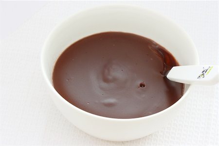 danicek (artist) - Chocolate pudding / custard / jelly in white bowl with spoon Foto de stock - Super Valor sin royalties y Suscripción, Código: 400-04836208
