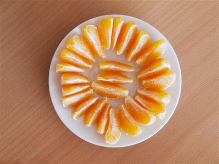 tangerine slices on a wooden table in plate Stock Photo - Budget Royalty-Free & Subscription, Code: 400-04838267