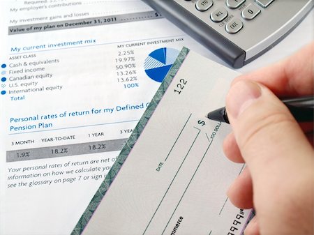 Man filling out  cheque on the investment papers Photographie de stock - Aubaine LD & Abonnement, Code: 400-04839023