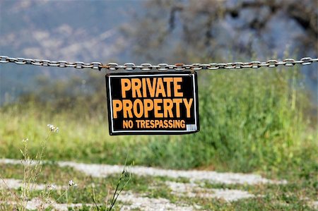 simsearch:400-05317345,k - black orange white private property hanging sign Photographie de stock - Aubaine LD & Abonnement, Code: 400-04839078