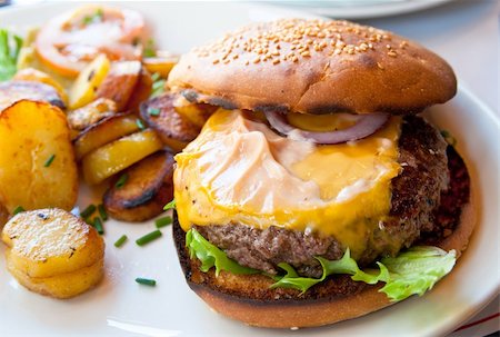 simsearch:400-04331205,k - Cheese burger - American cheese burger with fresh salad Foto de stock - Royalty-Free Super Valor e Assinatura, Número: 400-04839292