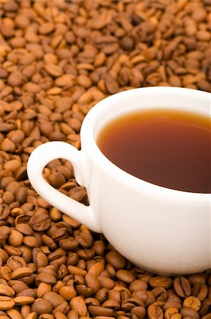 simsearch:400-05382322,k - White cup on the background of coffee beans Stockbilder - Microstock & Abonnement, Bildnummer: 400-04839618