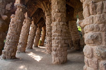 parque güell - Gaudi arquitecture. Big old columns in Parc Guell, Barcelona. Foto de stock - Super Valor sin royalties y Suscripción, Código: 400-04839657