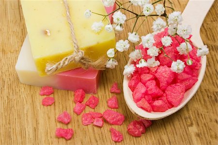 Aromatic bath salt, natural handmade herbal soap and flower Fotografie stock - Microstock e Abbonamento, Codice: 400-04830369