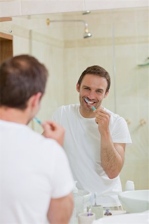 simsearch:400-04552289,k - Man brushing his teeth Foto de stock - Super Valor sin royalties y Suscripción, Código: 400-04830753