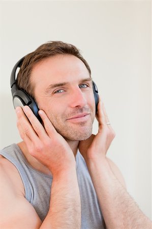 simsearch:400-04200589,k - Handsome man listening to some music Foto de stock - Super Valor sin royalties y Suscripción, Código: 400-04830770