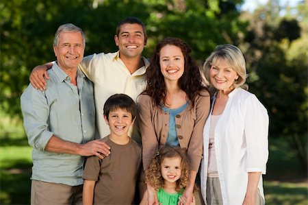 simsearch:400-04216385,k - Family looking at the camera in the park Foto de stock - Super Valor sin royalties y Suscripción, Código: 400-04830992