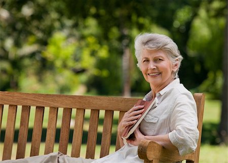 relaxed older lady reading book - Reired woman reading a book on the  bench Foto de stock - Super Valor sin royalties y Suscripción, Código: 400-04831003