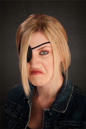disturb sign - Angry blonde girl with eyepatch on grey background Photographie de stock - Aubaine LD & Abonnement, Code: 400-04831198