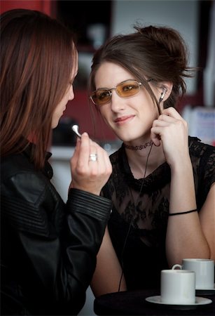 simsearch:400-04238163,k - Two young teen friends sharing earphones in a cafe Stock Photo - Budget Royalty-Free & Subscription, Code: 400-04831207