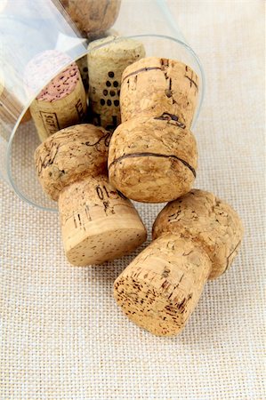 cork from bottles of wine in the glass on a pink napkin Fotografie stock - Microstock e Abbonamento, Codice: 400-04831319