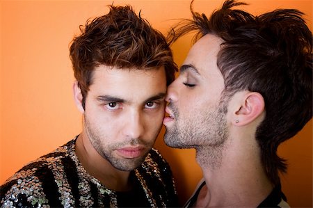 Attractive gay man kissing another on the cheek Foto de stock - Super Valor sin royalties y Suscripción, Código: 400-04831346