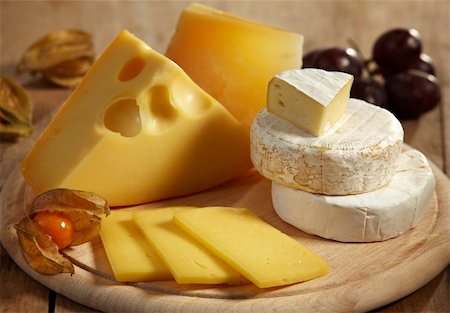 foodphoto (artist) - various types of cheese on wooden cutting board Fotografie stock - Microstock e Abbonamento, Codice: 400-04831993