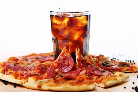 simsearch:400-04302812,k - Fresh pizza with salami and mushrooms and cold cola drink Fotografie stock - Microstock e Abbonamento, Codice: 400-04832174