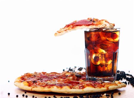 simsearch:400-04302812,k - Fresh pizza with salami and mushrooms and cold cola drink Fotografie stock - Microstock e Abbonamento, Codice: 400-04832172