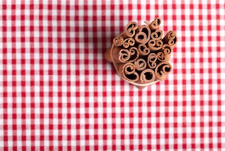 Cinnamon sticks on red and white chequered cloth Photographie de stock - Aubaine LD & Abonnement, Code: 400-04832197