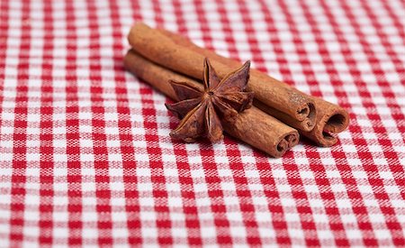 Cinnamon sticks on red and white chequered cloth Photographie de stock - Aubaine LD & Abonnement, Code: 400-04832201