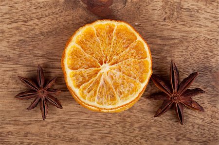 Slices of dried Orange with Anise on wooden board Photographie de stock - Aubaine LD & Abonnement, Code: 400-04832418