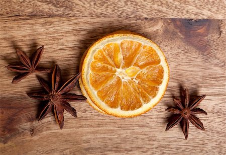 Slices of dried Orange with Anise on wooden board Photographie de stock - Aubaine LD & Abonnement, Code: 400-04832424
