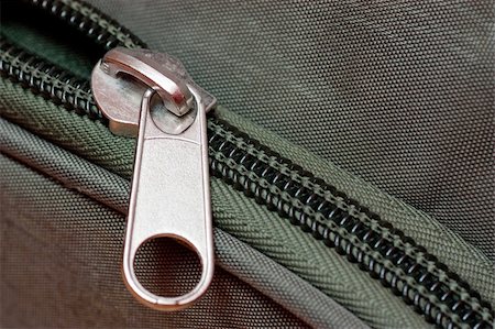 Close-up of a half-opened zipper on a green bag. Photographie de stock - Aubaine LD & Abonnement, Code: 400-04832570