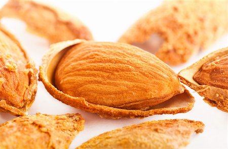 simsearch:400-07210943,k - Close up view of roasted almonds in shell Fotografie stock - Microstock e Abbonamento, Codice: 400-04833195
