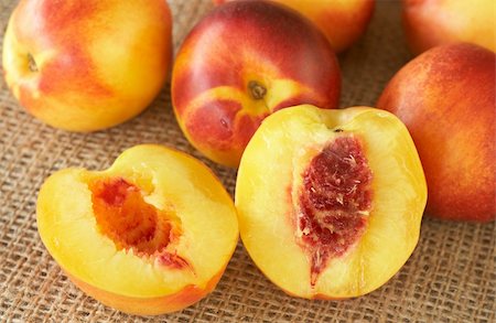 simsearch:400-04709478,k - Bunch of ripe nectarine peaches on mesh background Foto de stock - Super Valor sin royalties y Suscripción, Código: 400-04833756