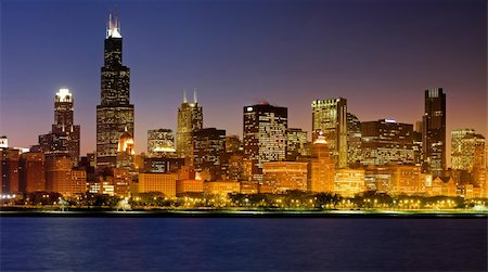 simsearch:400-06085102,k - Panoramic image of Chicago skyline at dusk. Photographie de stock - Aubaine LD & Abonnement, Code: 400-04833975