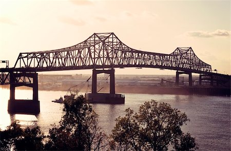 río mississippi - Bridge on Mississippi River in Baton Rouge, Louisiana. Foto de stock - Super Valor sin royalties y Suscripción, Código: 400-04844007