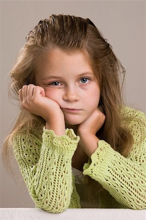 Little girl in green Foto de stock - Super Valor sin royalties y Suscripción, Código: 400-04844242