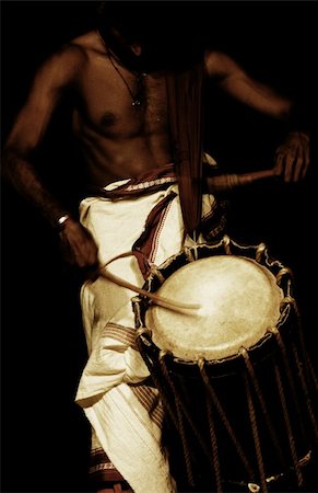 pontuse (artist) - Man playing drums during an Indian dance performance Stockbilder - Microstock & Abonnement, Bildnummer: 400-04844452