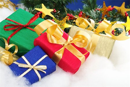 Colorful Christmas presents with Christmas decoration on cotton (Selective Focus, Focus on the blue and red boxes) Photographie de stock - Aubaine LD & Abonnement, Code: 400-04844600