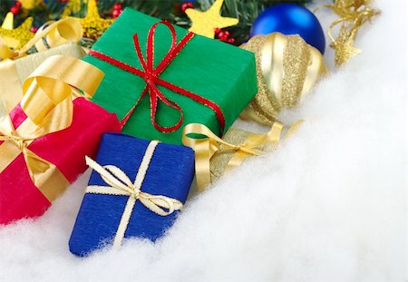 Colorful Christmas presents with Christmas decoration on cotton (Selective Focus, Focus on the blue box) Photographie de stock - Aubaine LD & Abonnement, Code: 400-04844601