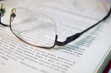 Glasses lie on a book with the text close Photographie de stock - Aubaine LD & Abonnement, Code: 400-04844637