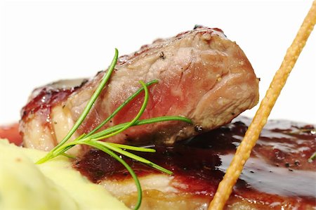 simsearch:400-04345345,k - Fresh rosemary and red meat with red gravy and mashed potatoes in the foreground (Selective Focus, Focus on the rosemary and the front of the meat) Photographie de stock - Aubaine LD & Abonnement, Code: 400-04844712