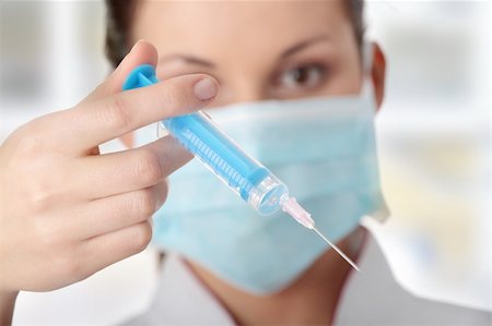 simsearch:400-04629961,k - Young nurse in mask with syringe Stockbilder - Microstock & Abonnement, Bildnummer: 400-04845300