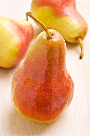 simsearch:400-04402673,k - Ripe pear in autumn colors - close up Fotografie stock - Microstock e Abbonamento, Codice: 400-04846765