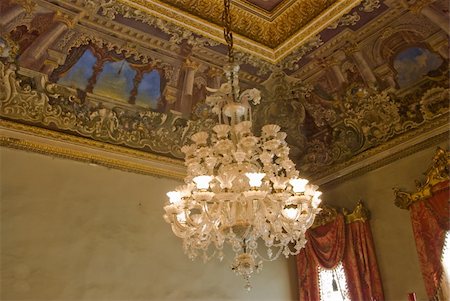 Chandelier with seeling decorations - dolmabahche Palace Foto de stock - Super Valor sin royalties y Suscripción, Código: 400-04847261